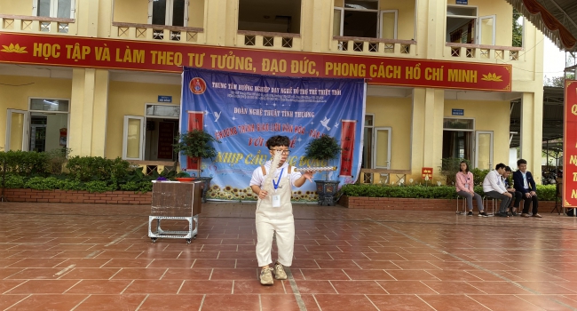 GIAO LƯU VĂN HÓA VĂN NGHỆ VỚI TRUNG TÂM HƯỚNG NGHIỆP DẠY NGHỀ HỖ TRỢ TRẺ THIỆT THÒI